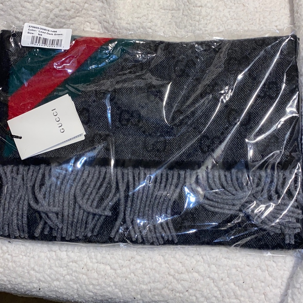 Gucci scarf 🤩